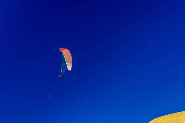 Adelaide Zuid Australië Juli 2017 Onbekende Man Parachutespringen Boven Port — Stockfoto