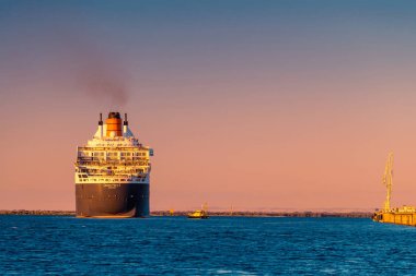 Adelaide, Avustralya - 16 Şubat 2018: Cunard Line Rms Queen Mary 2 dış liman, bağlantı noktası Adelaide bir seyir için çıkış yapan gemide insanlarla