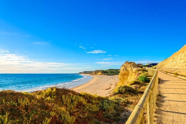 Les Gens Marchant Port Willunga Beach Travers Chemin Sur Une — Photo