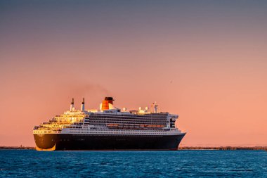 Adelaide, Avustralya - 16 Şubat 2018: Cunard Line Rms Queen Mary 2 dış liman, bağlantı noktası Adelaide bir seyir için çıkış yapan gemide insanlarla