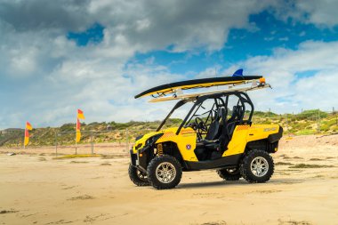 Adelaide, Avustralya - 18 Şubat 2017: Avustralya surf hayat kurtarma araba Sellicks plaj kıyısında bir günde Park tasarruf