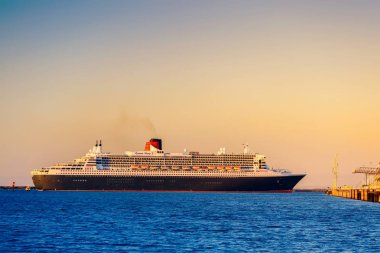 Adelaide, Avustralya - 16 Şubat 2018: Cunard Line Rms Queen Mary 2 dış liman, bağlantı noktası Adelaide bir seyir için çıkış yapan gemide insanlarla