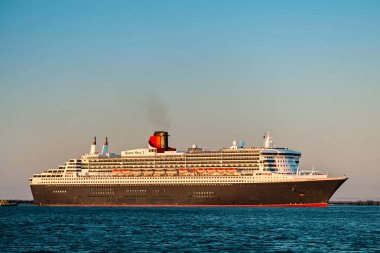 Adelaide, Avustralya - 16 Şubat 2018: Cunard Line Rms Queen Mary 2 dış liman, bağlantı noktası Adelaide bir seyir için çıkış yapan gemide insanlarla