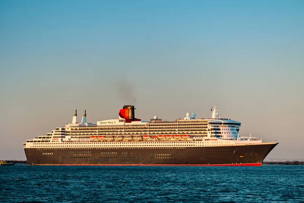 澳大利亚阿德莱德 2018年2月16日 丘纳德线 Rms 女王玛丽2与船上的人出发 从外海港 阿德莱德港巡航 — 图库照片