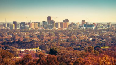 Adelaide şehir manzarası dağlı izlendi gün batımında