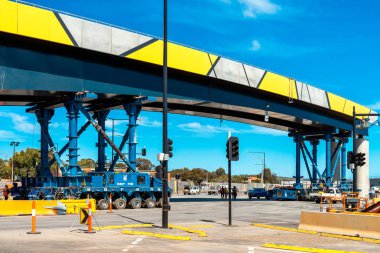 Adelaide, Avustralya - 8 Eylül 2018: Ayliffes Road, Darlington'ın en büyük ilerleme köprü. 195 metre uzun yapısı hala kendinden tahrikli modüler taşıyıcılar tarafından desteklenmektedir