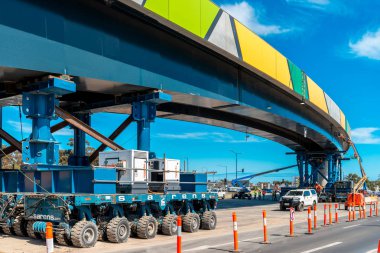 Adelaide, Avustralya - 8 Eylül 2018: Ayliffes Road, Darlington'ın en büyük ilerleme köprü. 195 metre uzun yapısı hala kendinden tahrikli modüler taşıyıcılar tarafından desteklenmektedir