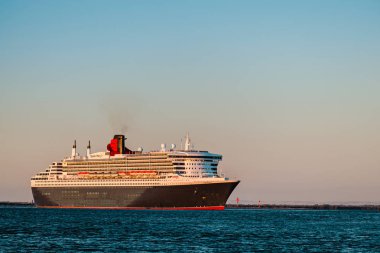 Adelaide, Avustralya - 16 Şubat 2018: Yolcu gemisi Queen Mary 2 çıkış yapan gemide insanlarla bağlantı noktası Adelaide dış liman üzerinden