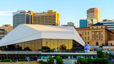 Adelaide, Avustralya - 26 Ocak 2018: Dunstan Playhouse bina günbatımında yaşlı Parkı'ndan görüş. Bu çağdaş gösteri sanatları karmaşık bir çok düzeyli bir tiyatro alanında bu mekandır