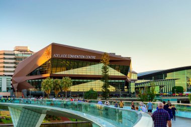 Adelaide, Avustralya - 26 Ocak 2018: Adelaide Kongre Merkezi önünde Torrens Nehri üzerinde yaya köprüsü üzerinde yürüyen insanlar