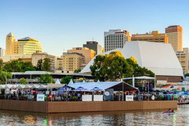 Adelaide, Avustralya - 26 Ocak 2018: Duba bar Riverbank Avustralya günü kutlama Adelaide şehirde, insanlarla