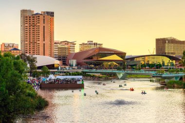 Adelaide, Avustralya - 26 Ocak 2018: Adelaide şehir manzarası karşısında Torrens nehrin King William Köprüsü'nden izlendi gün batımında