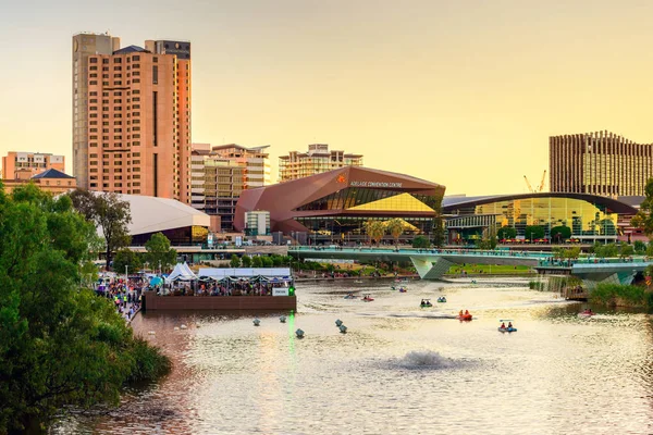 Adelaide, Avustralya - 26 Ocak 2018: Adelaide şehir manzarası karşısında Torrens nehrin King William Köprüsü'nden izlendi gün batımında