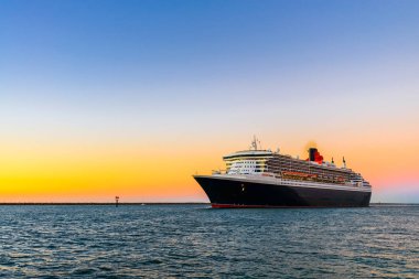 Adelaide, Avustralya - 16 Şubat 2018: dış liman cruise için Melbourne için bırakarak gemide Cunard Line amiral gemisi Queen Mary 2 kişi ile