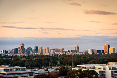 Adelaide, Avustralya - 2 Eylül 2018: Güney-Batı towrds Kuzey-Doğu parklands aracılığıyla her gün batımında bakıldığında Adelaide şehir manzarası