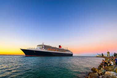 Adelaide, Avustralya - 16 Şubat 2018: Dış liman yolcu terminal bırakarak Queen Mary 2 kruvaziyer gemi
