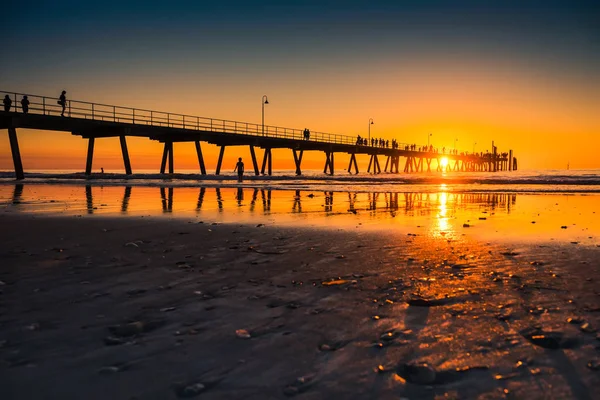 Menschen Silhouetten Bei Sonnenuntergang Glenelg Beach Steg Südaustralien — Stockfoto