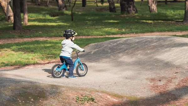 バランス自転車に乗って子供 — ストック写真