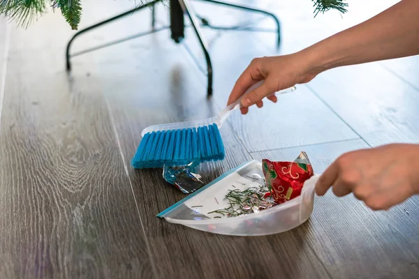 Barrer Juguete Navidad Con Cacerola Polvo Cepillo Caído Aplastado Por — Foto de Stock