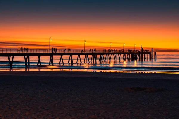 Ikonischer Glenelg Strand Mit Menschensilhouetten Steg Der Abenddämmerung Südaustralien — Stockfoto