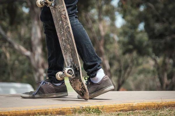 Homem Desconhecido Segurando Seu Skate Enquanto Caminhava Longo Arco — Fotografia de Stock