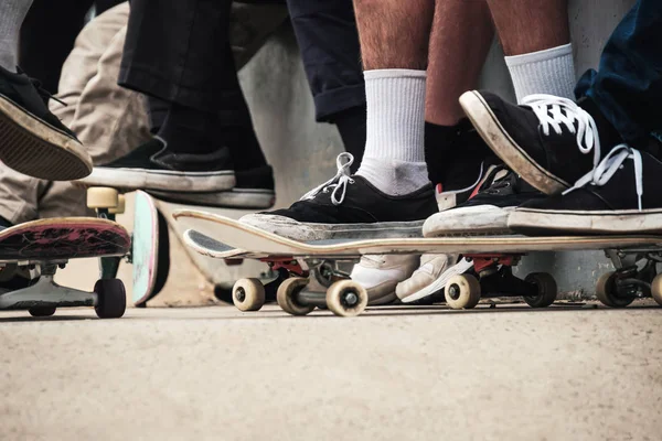 Homens Desconhecidos Cima Skates Prontos Para Rolar — Fotografia de Stock