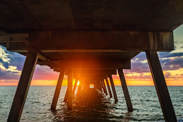 Pôr Sol Espetacular Visto Através Glenelg Pylons Molhe Austrália Sul — Fotografia de Stock