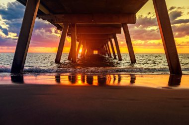 Muhteşem günbatımı Glenelg iskele dikmesi, Güney Avustralya izlendi