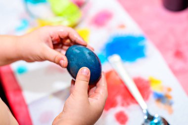 Taze renkli Paskalya yortusu yumurta onun elinde tutan çocuk