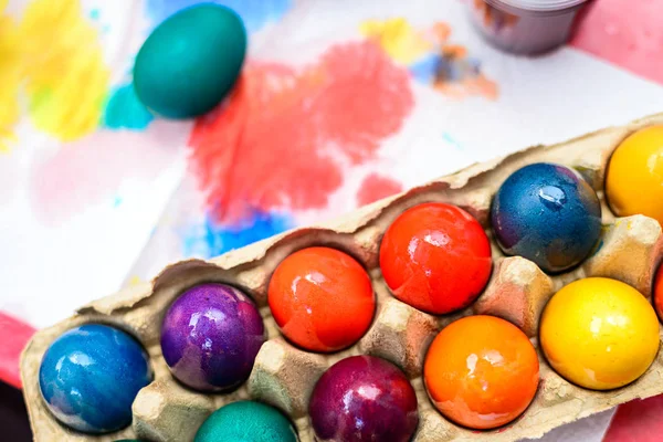 Kalıplı karton kutu içinde paketlenmiş taze renkli Paskalya yumurtaları