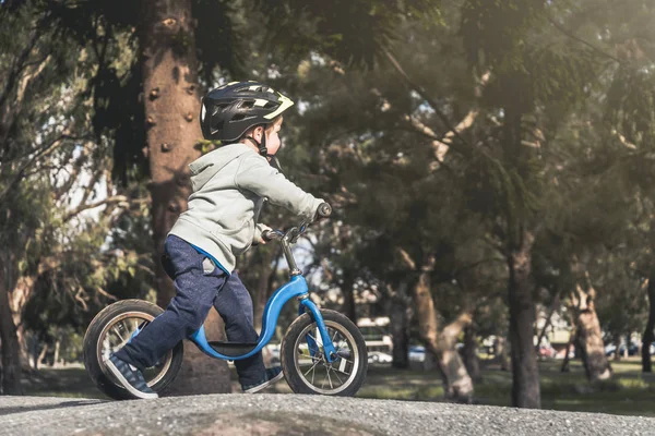 オーストラリアの子供彼のバランスの自転車に乗って 南オーストラリア州でヘルメットを着用 — ストック写真