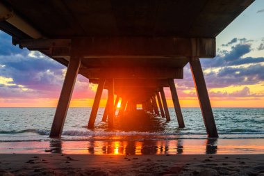 Muhteşem günbatımı Glenelg iskele dikmesi, Güney Avustralya izlendi