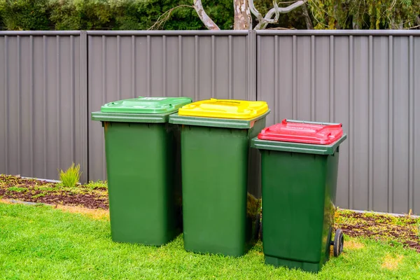 Australiano casa bidoni della spazzatura impostato sul cortile posteriore — Foto Stock