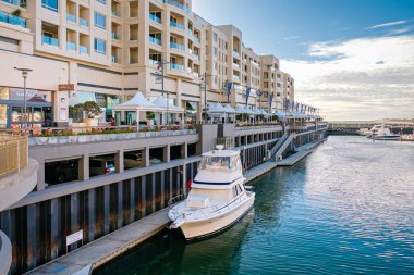 Çevre Holdfast Promenade Wharf Glenelg içinde içinde özel tekneler yanaştı