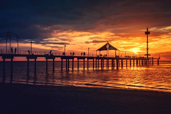 Brighton pontile con persone sagome — Foto Stock