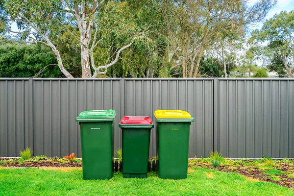 호주 가정 폐기물 쓰레기통 뒤뜰에 설정 — 스톡 사진