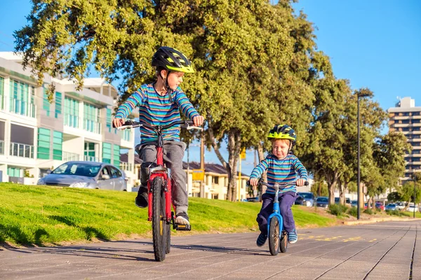 글레넬그에서 자전거를 타고 아이 들 — 스톡 사진
