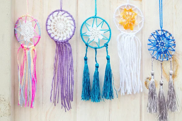 Kleurrijke handgemaakte dreamcatchers — Stockfoto