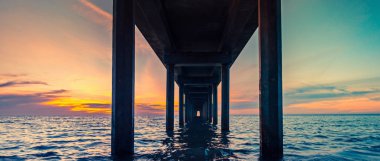 Gün batımında Brighton iskele perspektif görünümü altında, Güney Avustralya