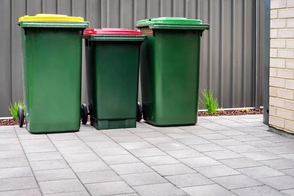 뒤뜰에 설정 된 호주 홈 휠리 쓰레기통 — 스톡 사진
