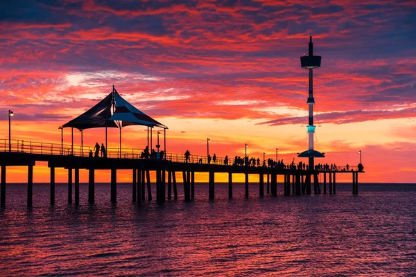 Brighton Steg mit Menschen bei Sonnenuntergang — Stockfoto