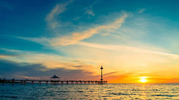 Gün batımında Brighton Jetty 'deki insanlar siluetleri — Stok fotoğraf