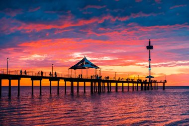Gün batımında Brighton iskelesi yürüyüş insanlar 