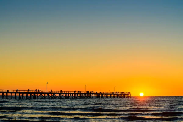 Semaphore pontile con le persone al tramonto — Foto Stock