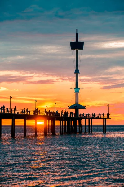 Брайтон jetty з людей силуети — стокове фото