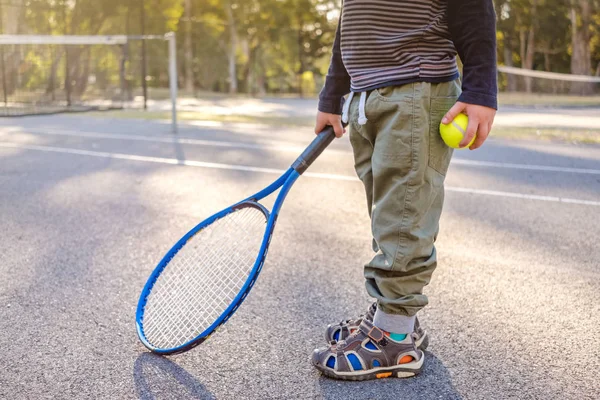 Kleine Australische jongen spelen tennis — Stockfoto