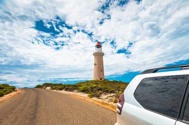 Cape Du Couedic deniz feneri ile yol tarafından güzel gökyüzü altında 