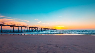 Port Noarlunga iskelesi ve gün batımında plaj