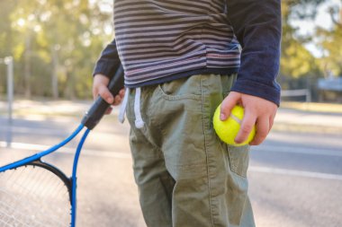 Küçük Avustralyalı çocuk tenis oynamaya hazır