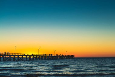 Gün batımında insanlarla semafor iskelesi, Güney Avustralya